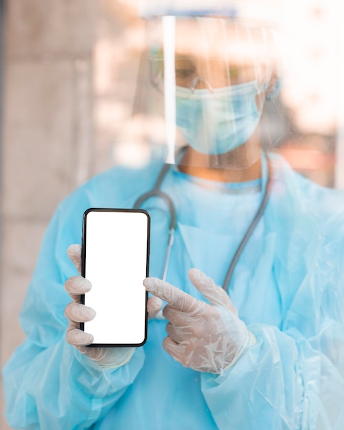 Doctor apuntando a un teléfono inteligente con una pantalla vacía