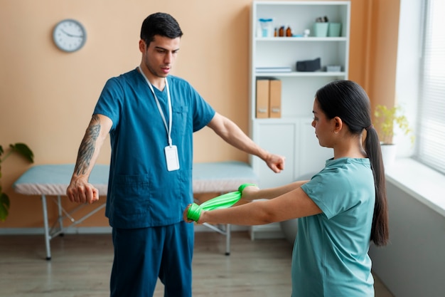 Foto gratuita doctor ayudando al paciente durante la rehabilitación