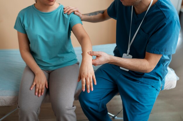 Doctor ayudando al paciente durante la rehabilitación
