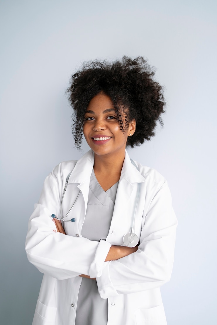 Foto gratuito doctor con bata blanca tiro medio