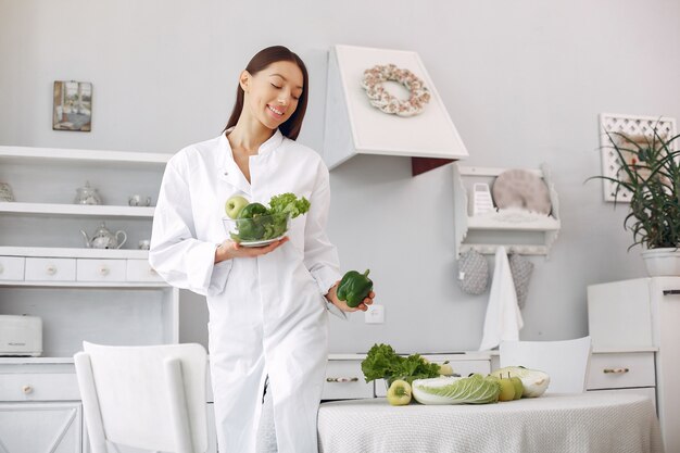 Doctor en una cocina con verduras