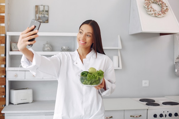 Doctor en una cocina con verduras