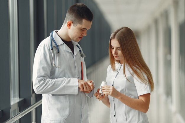 El doctor comparte pastillas en las manos con otro doctor