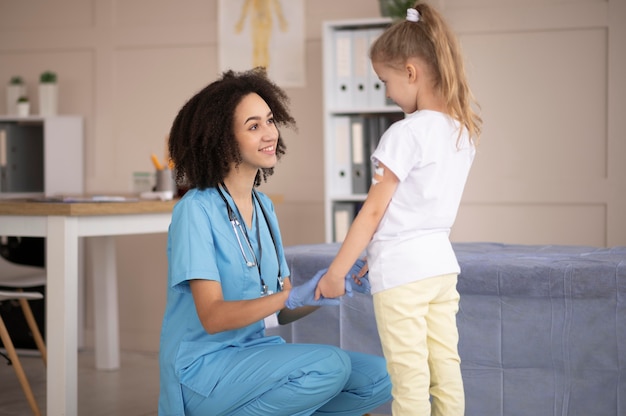 Doctor cuidando al paciente después de la vacunación