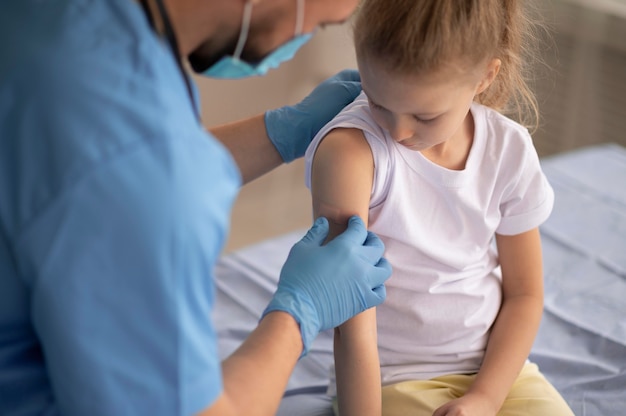 Doctor cuidando al paciente después de la vacunación