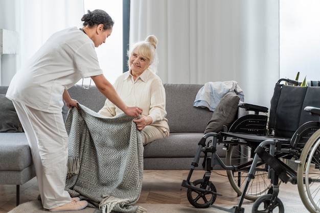 Foto gratuita doctor cuidando a la mujer mayor en casa