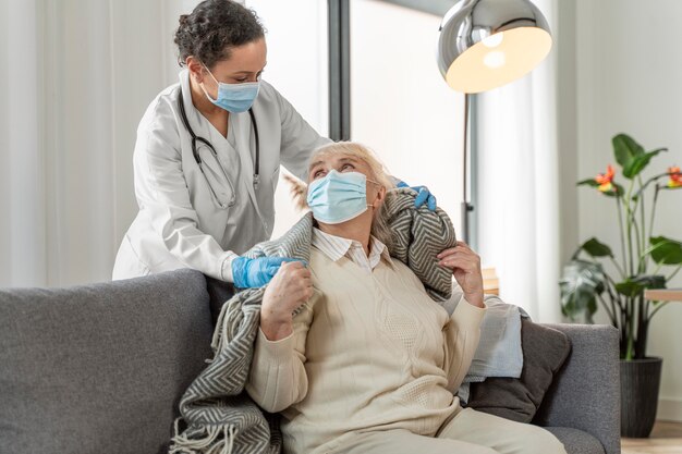 Doctor cuidando a mujer mayor