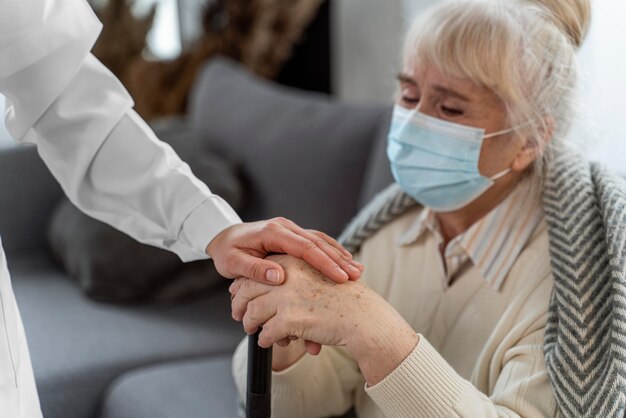 Doctor cuidando a mujer mayor