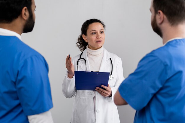 Doctor discutiendo con enfermeras en el trabajo