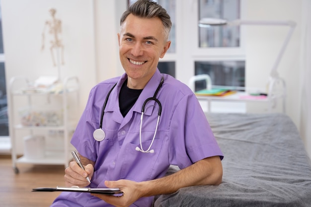 Doctor escribiendo sobre chequeo médico de rutina