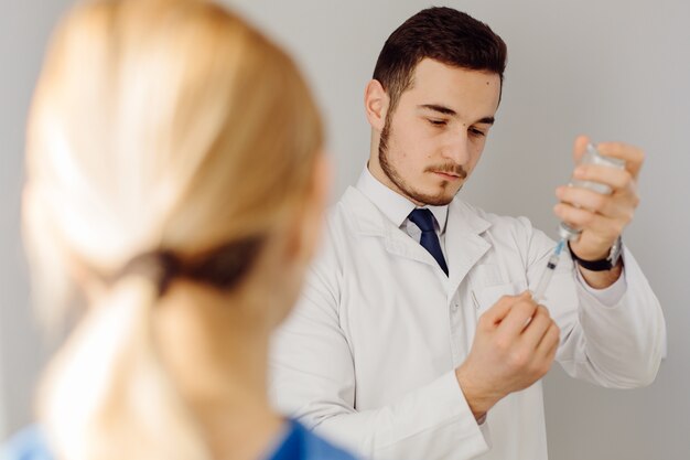 El doctor examina al paciente. Concepto de medicina y salud.