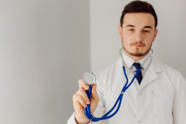 El doctor examina al paciente. Concepto de medicina y salud.