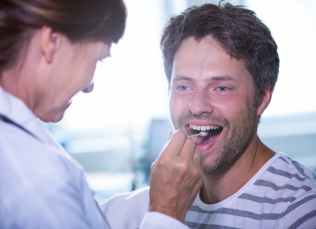 El doctor examina a un paciente