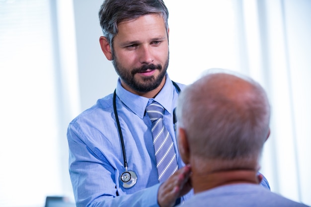 El doctor examina a un paciente