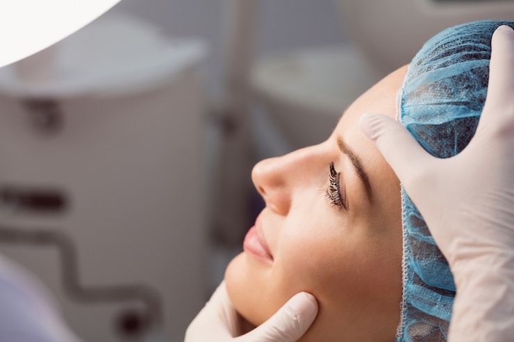 Foto gratuito doctor examinando la cara de la mujer para tratamiento cosmético