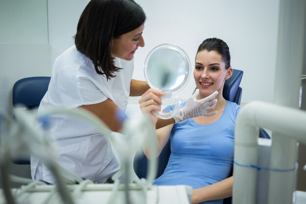 Doctor examinando la cara de pacientes femeninos