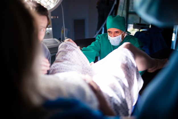 Doctor examinando a la mujer embarazada durante el parto