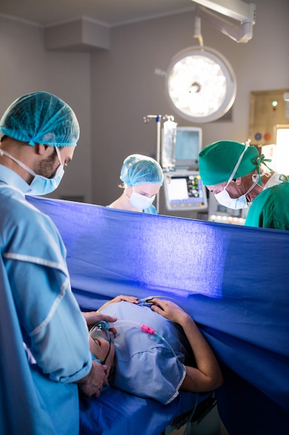 Doctor examinando a la mujer embarazada durante el parto