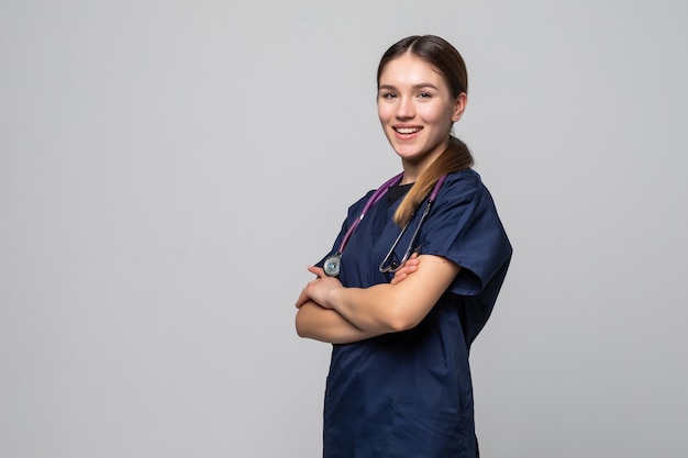 Doctor feliz alegre con las manos cruzadas sobre blanco