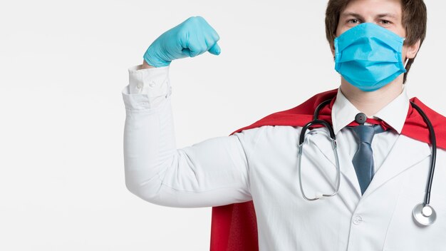 Doctor con guantes de protección