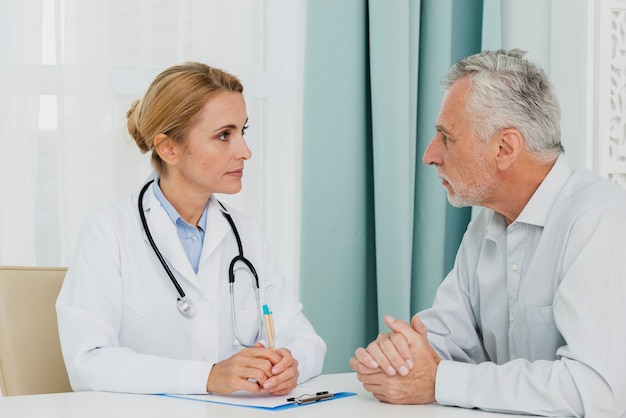 Foto gratuita doctor hablando con paciente
