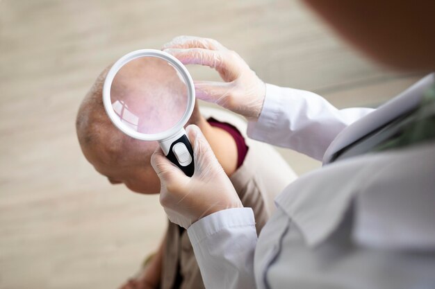 Doctor haciendo un chequeo a un paciente con cáncer de piel