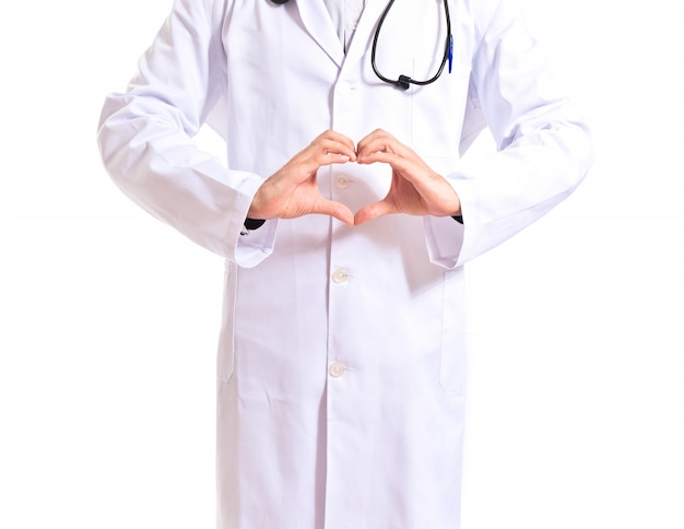 Doctor haciendo un corazón con sus manos sobre fondo blanco