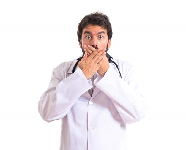 Doctor haciendo gesto sorpresa sobre fondo blanco