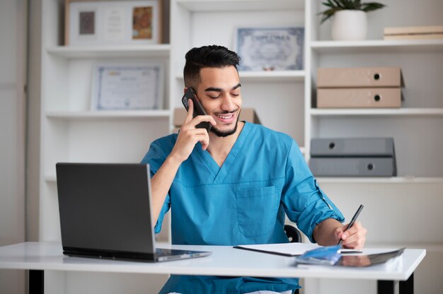 Doctor haciendo su trabajo en la oficina de pediatría