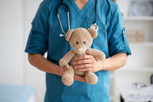 Doctor haciendo su trabajo en la oficina de pediatría