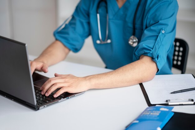 Doctor haciendo su trabajo en la oficina de pediatría