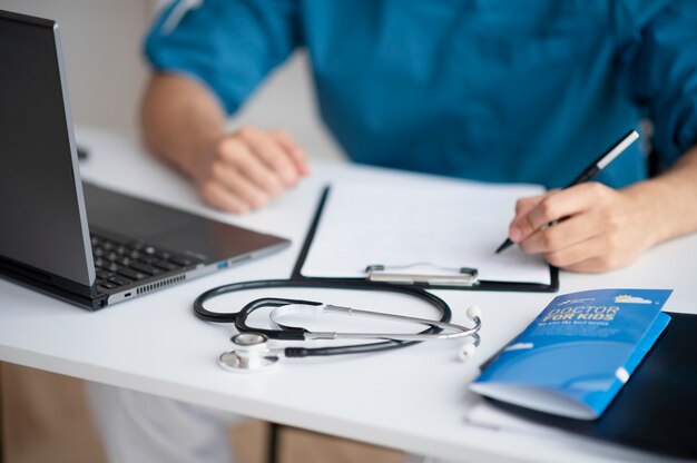 Doctor haciendo su trabajo en la oficina de pediatría