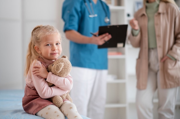 Foto gratuita doctor haciendo su trabajo en la oficina de pediatría