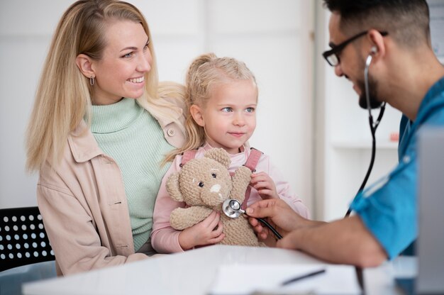 Doctor haciendo su trabajo en la oficina de pediatría