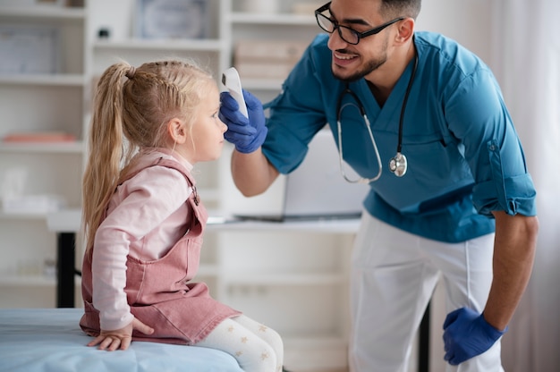 Foto gratuita doctor haciendo su trabajo en la oficina de pediatría