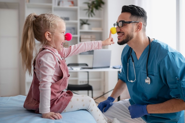 Foto gratuita doctor haciendo su trabajo en la oficina de pediatría