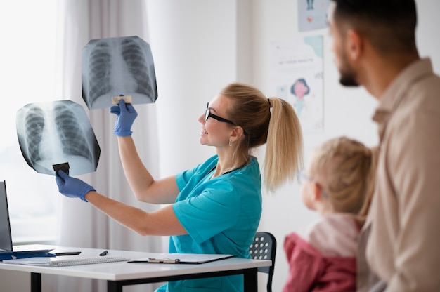 Doctor haciendo su trabajo en la oficina de pediatría