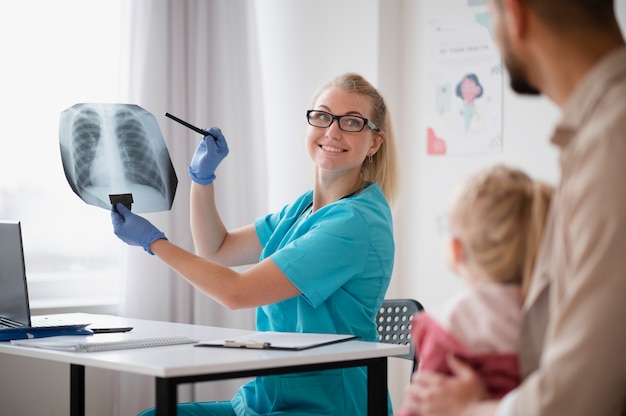 Doctor haciendo su trabajo en la oficina de pediatría