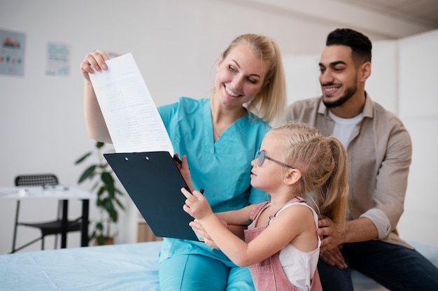 Doctor haciendo su trabajo en la oficina de pediatría