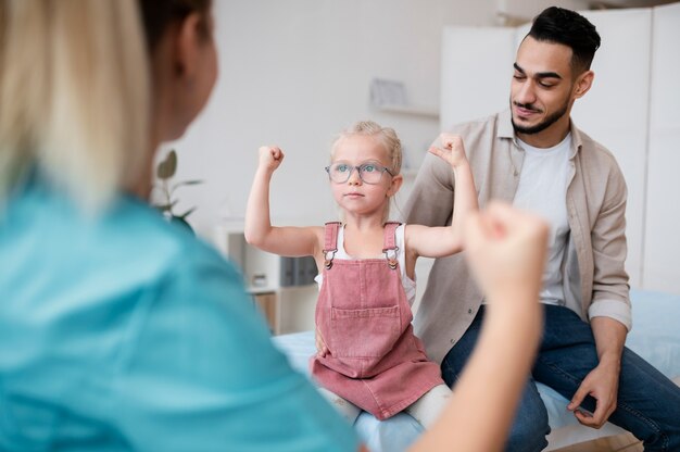 Doctor haciendo su trabajo en la oficina de pediatría