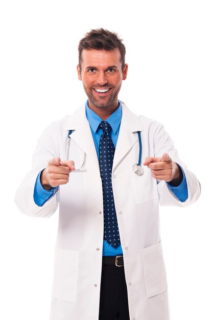 Doctor hombre sonriente apuntando a ti