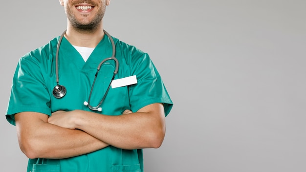 Foto gratuita doctor hombre sonriente con los brazos cruzados