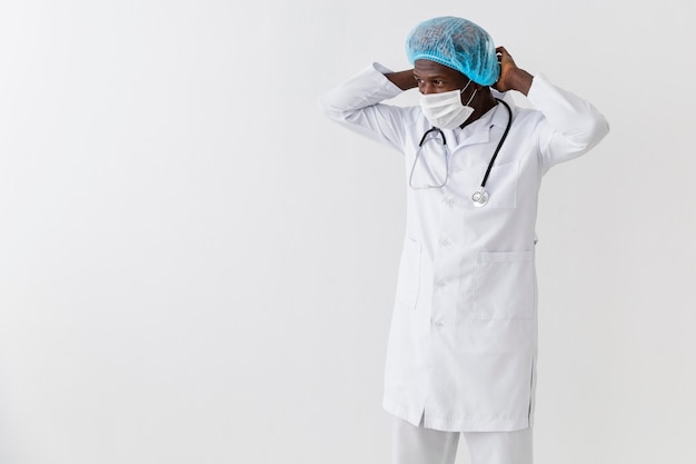 Foto gratuita doctor hombre vistiendo túnica blanca