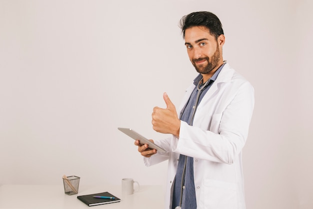 Doctor con ipad y pulgar en alto