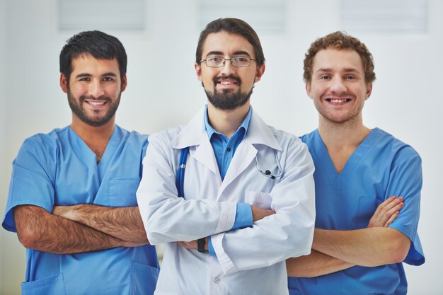 Doctor liderando al equipo médico en el hospital