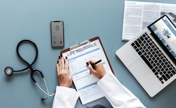 Foto gratuito doctor llenando un formulario de seguro de vida