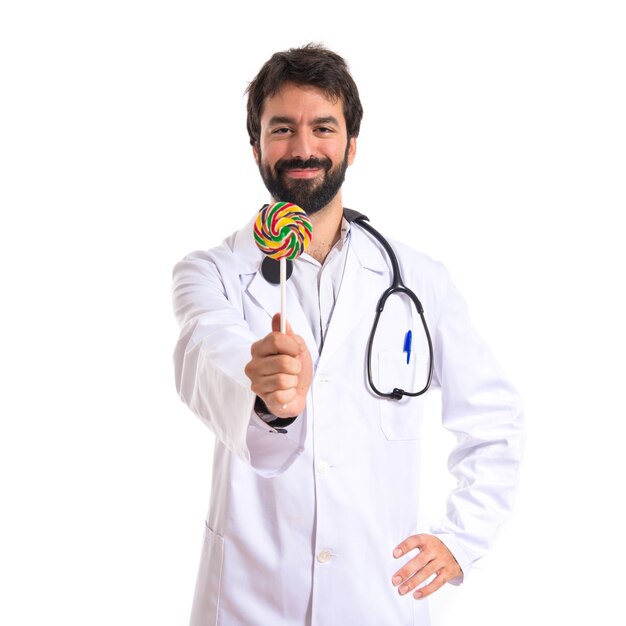 Doctor con lolly pop sobre fondo blanco