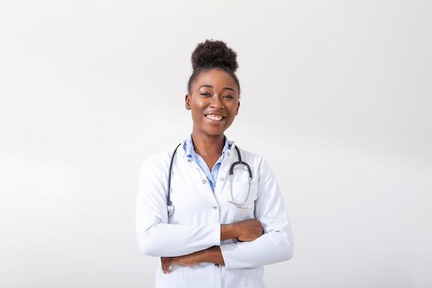 Doctor con una mano estetoscopio en su bolsillo Primer plano de una mujer sonriendo mientras está de pie sobre fondo blanco
