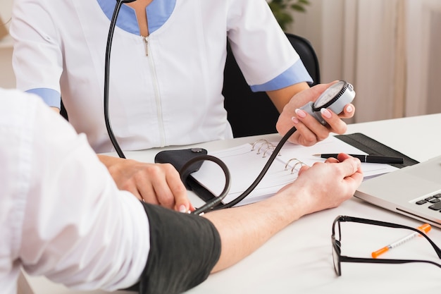 Doctor manos revisando la salud del paciente