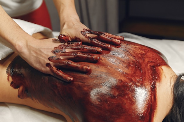 Foto gratuita el doctor masajea a la mujer con un chocolate.